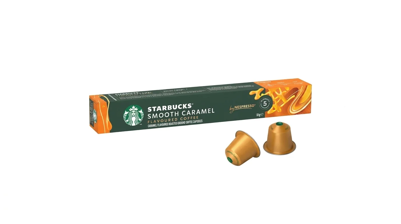 Zeleno-oranžová krabička kávových kapslí Starbucks Smooth Caramel a dvě zlaté kapsle.