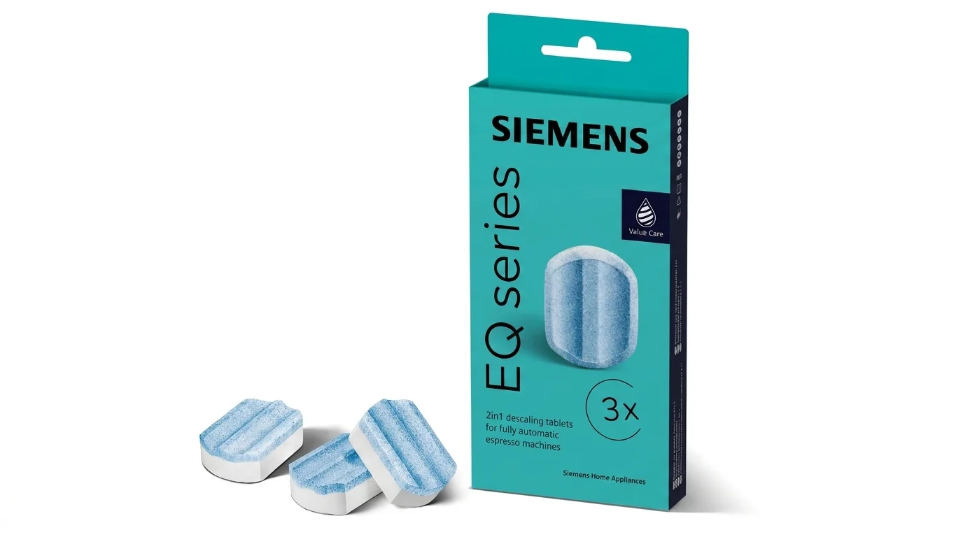 Tyrkysová krabička odvápňovacích tablet Siemens EQ series a tři modrobílé tablety položené vedle ní.