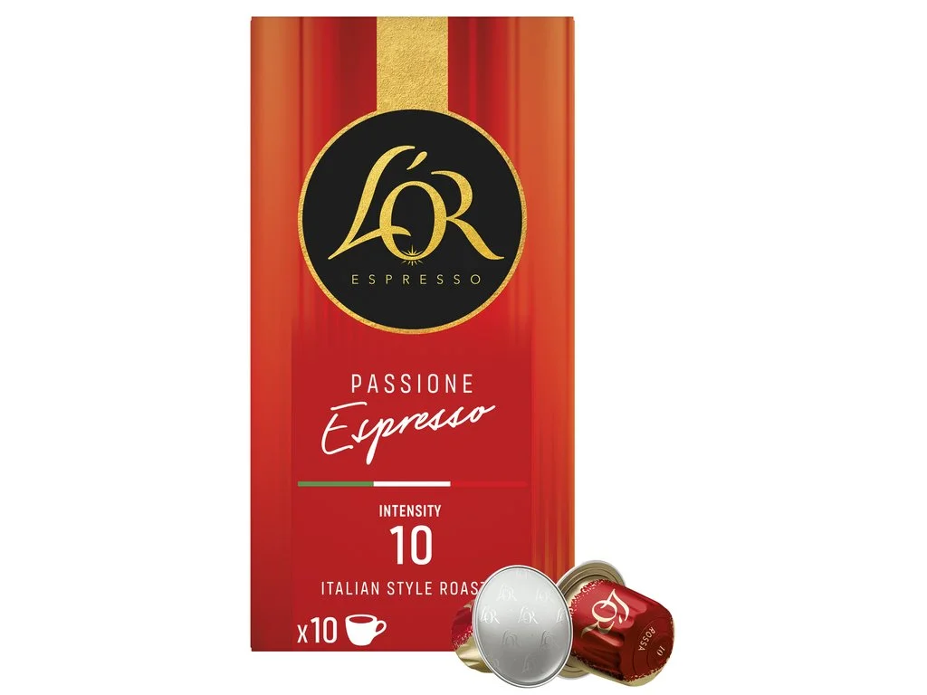 Červené balení kávových kapslí L'OR Passione Espresso s intenzitou 10 a dvěma kapslemi v popředí.
