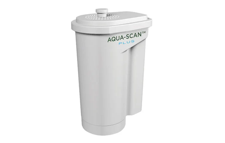Bílý plastový filtr do kávovaru Laica Aqua Scan PLUS s nápisem na boku.