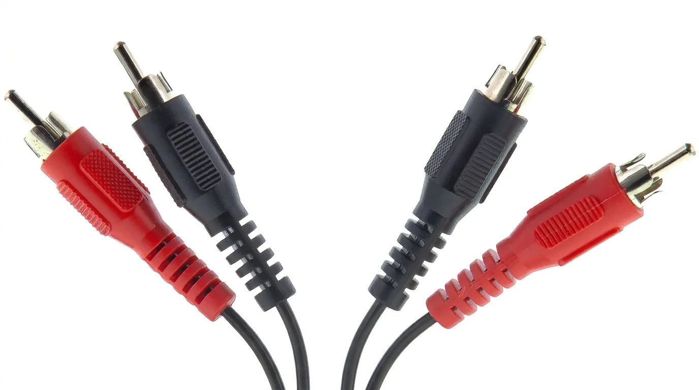 Červené a čierne RCA konektory audio kábla Sencor SAV 102-025.