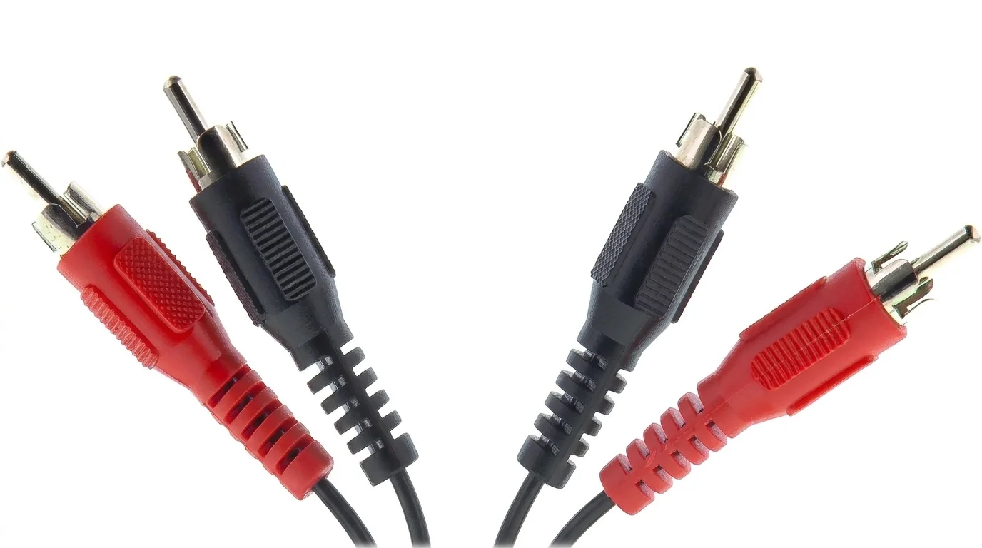 Červené a černé cinch (RCA) konektory audio kabelu Sencor SAV 102-015 na bílém pozadí.