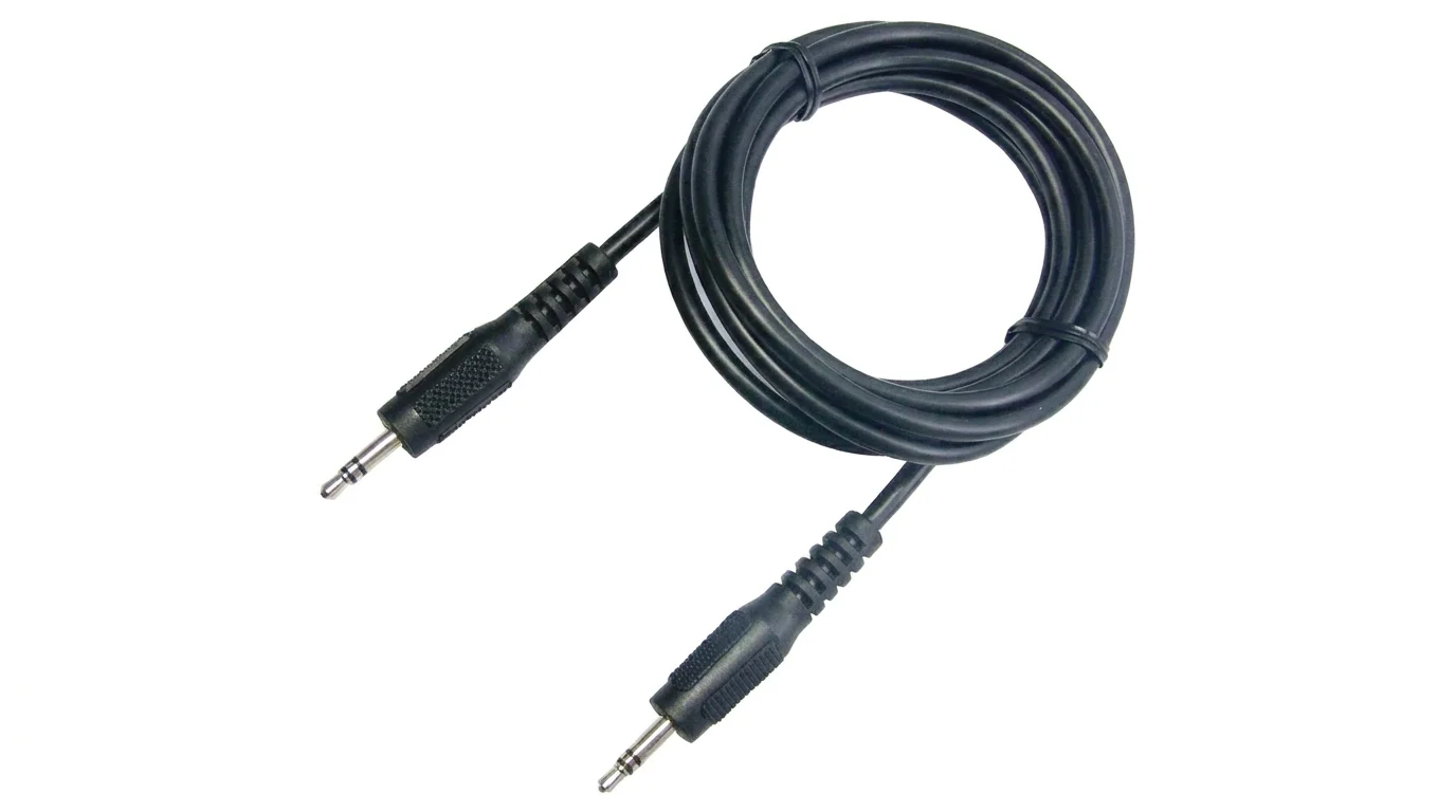 Černý audio kabel Sencor SAV 105-015 se dvěma konektory 3,5 mm jack stočený do kruhu.
