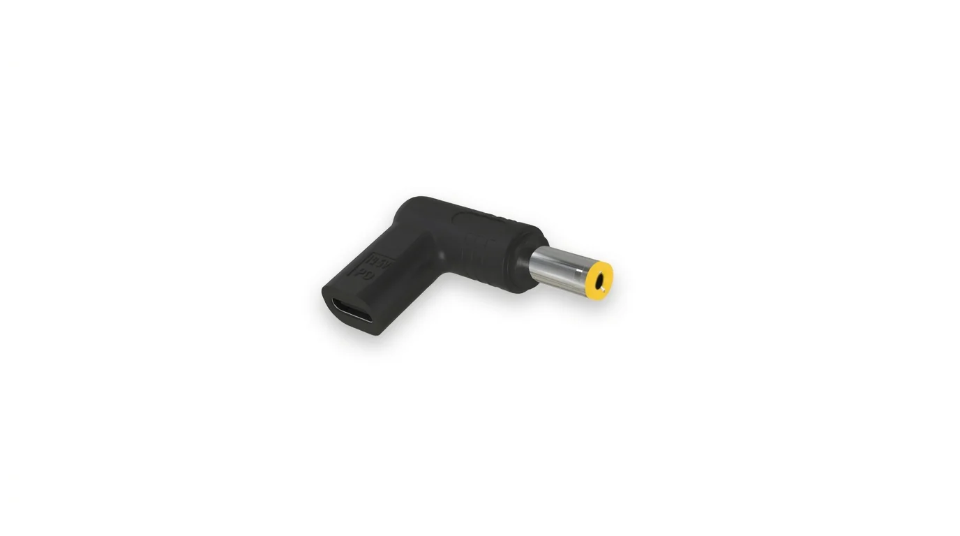 Černá úhlová redukce Aligator z USB-C na kulatý konektor 5,5 × 2,5 mm se žlutým středem.