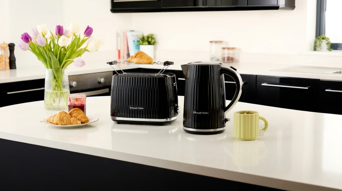 Černý topinkovač a rychlovarná konvice Russell Hobbs na bílé kuchyňské lince.