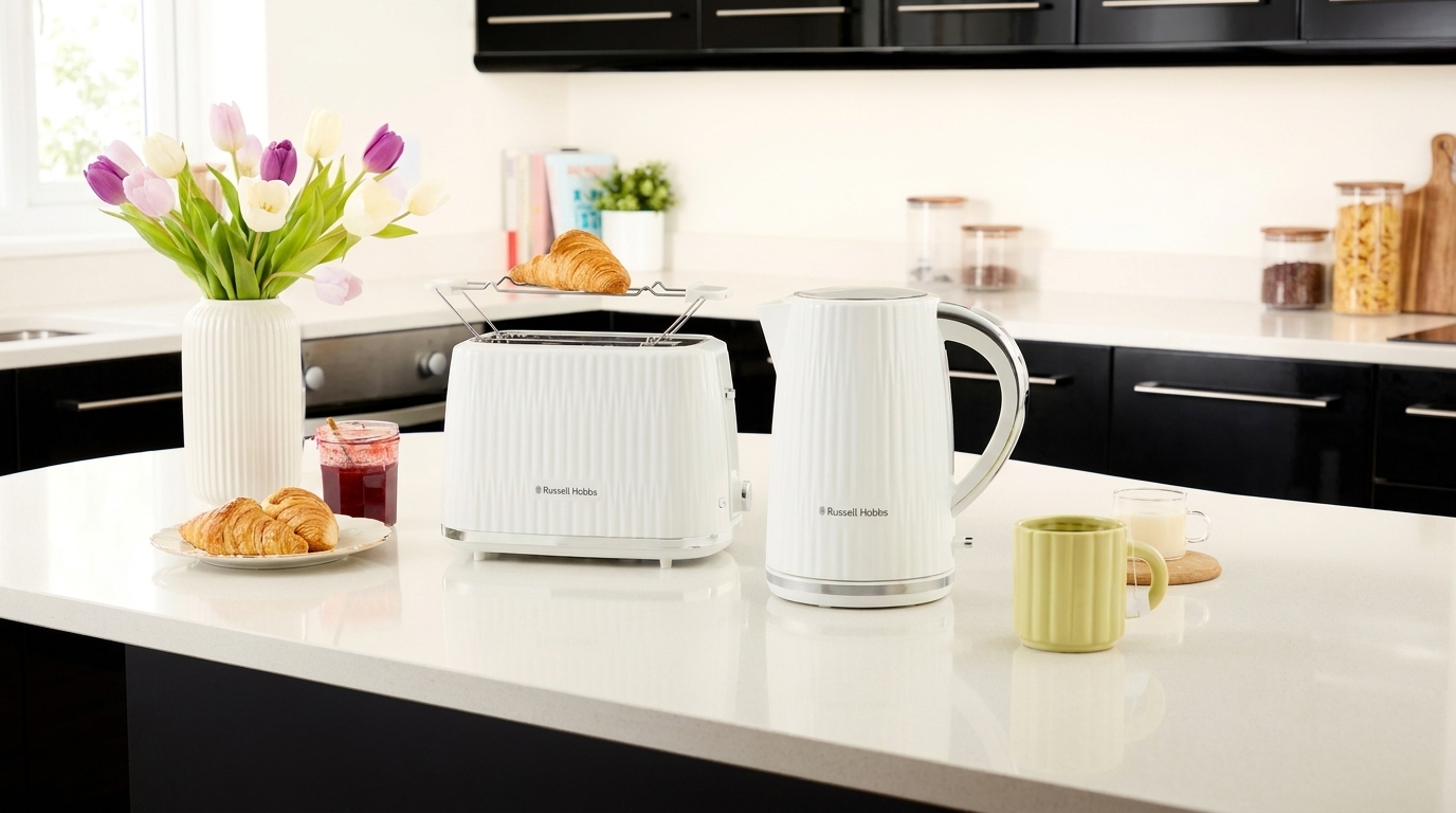 Bílý topinkovač Russell Hobbs s mřížkou na rozpékání a ladící rychlovarná konvice na kuchyňské lince.