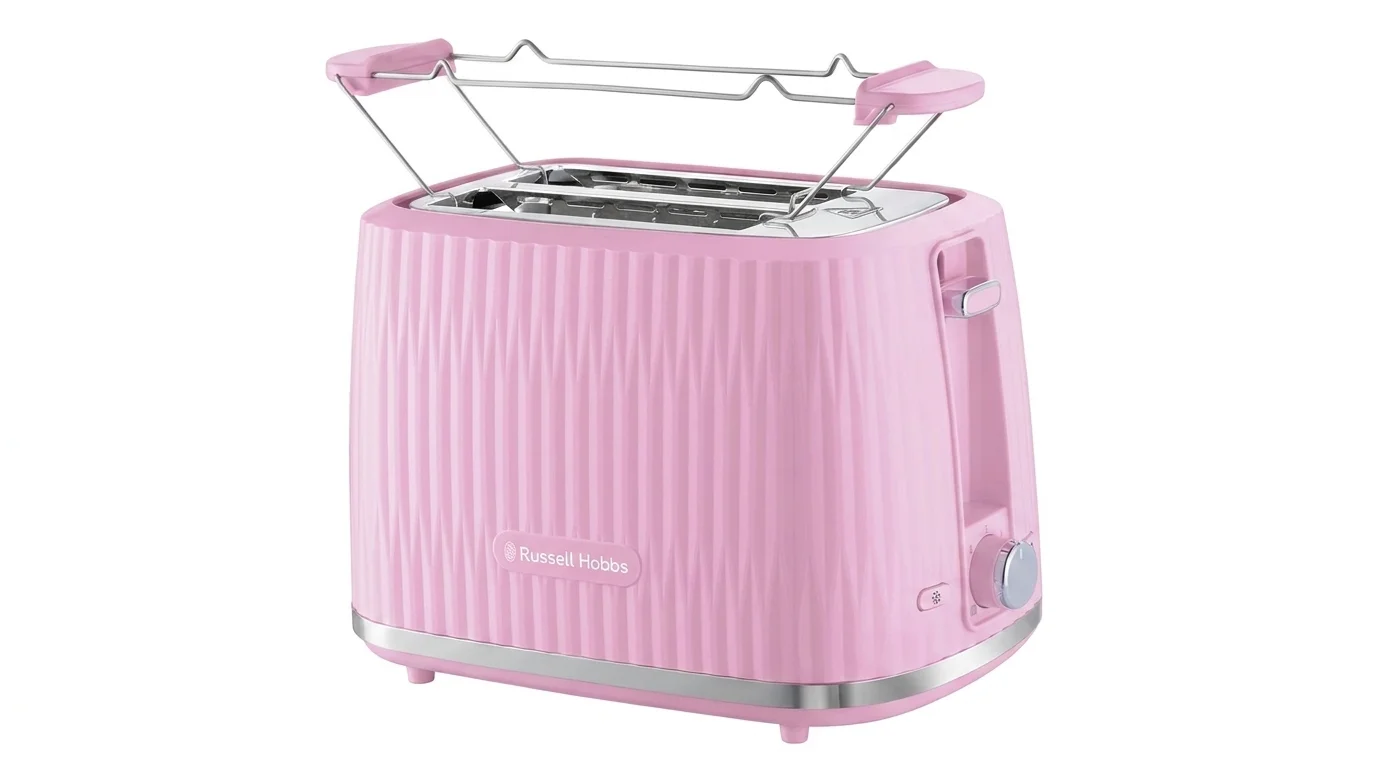 Růžový topinkovač Russell Hobbs se strukturovaným povrchem, chromovanými detaily a mřížkou pro rozpékání pečiva.