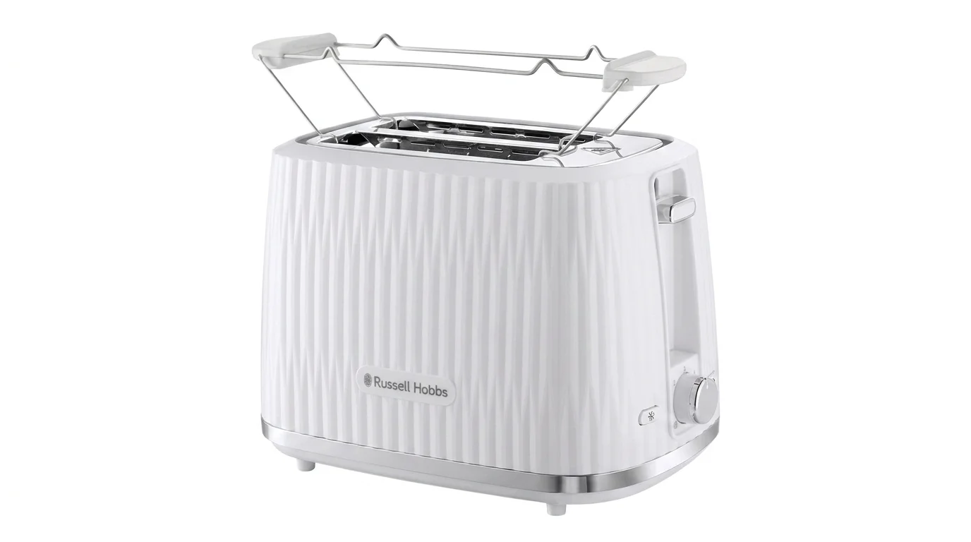 Bílý topinkovač Russell Hobbs se strukturovaným povrchem, chromovými detaily a mřížkou na rozpékání.