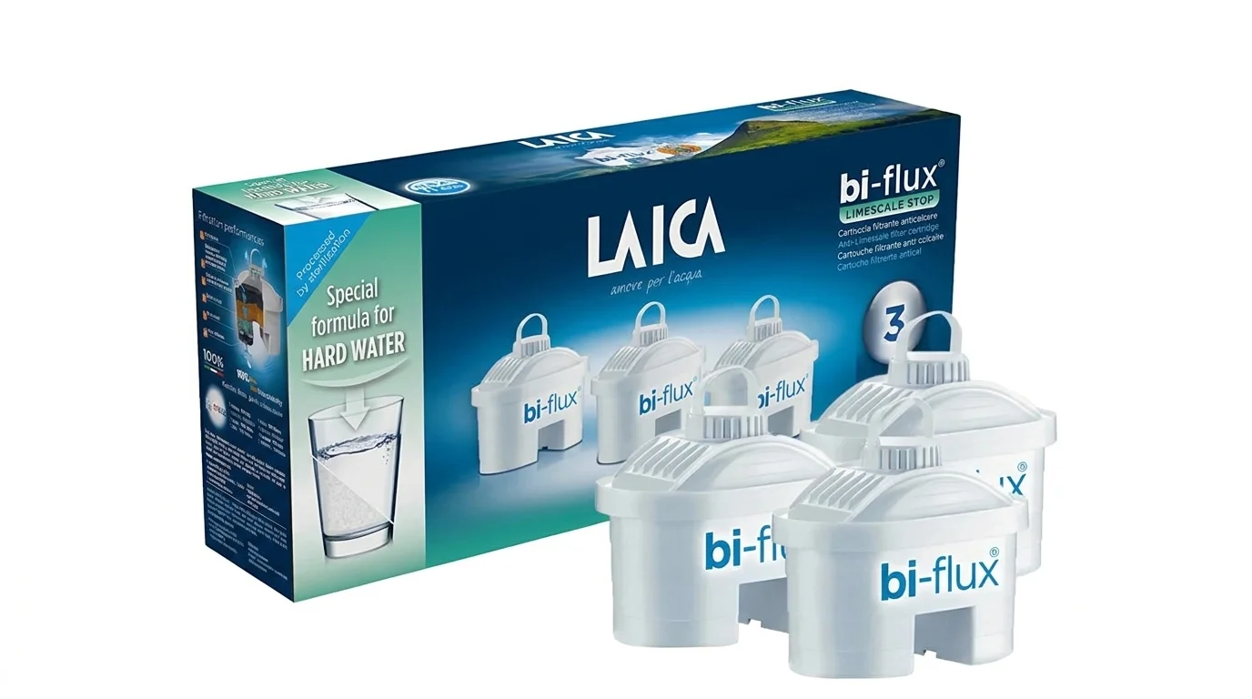 Balenie filtrov Laica Bi-Flux a tri biele filtračné patróny v popredí.