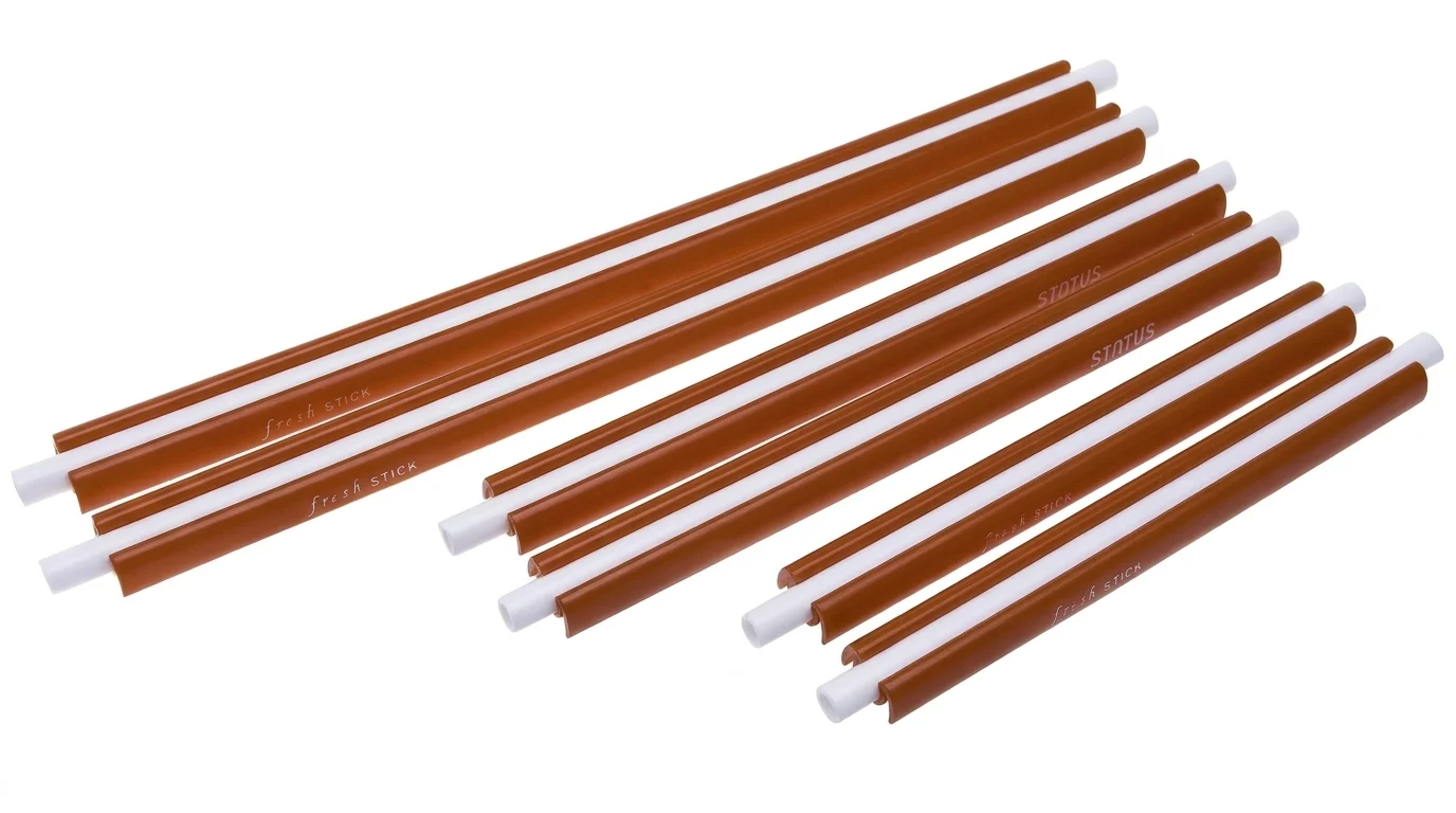 Sada šiestich bielo-oranžových uzáverov na vrecká Status Fresh Sticks v troch rôznych veľkostiach.