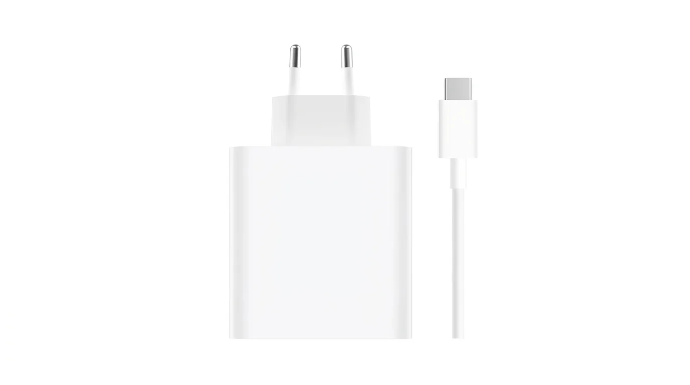 Bílá síťová nabíječka Xiaomi s evropskou zástrčkou a bílý nabíjecí kabel USB-C na bílém pozadí.