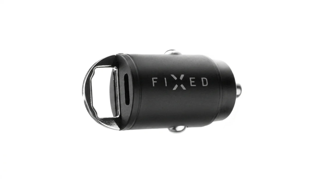 Černá kompaktní autonabíječka FIXED s vyklopeným kovovým poutkem a konektorem USB-C.