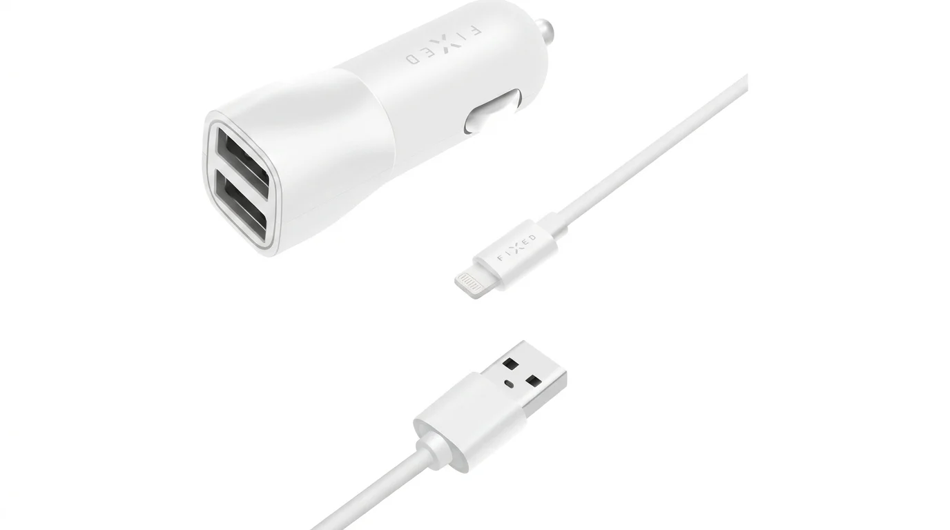 Bílá autonabíječka FIXED se dvěma USB-A porty a bílý nabíjecí kabel s konektory USB-A a Lightning.