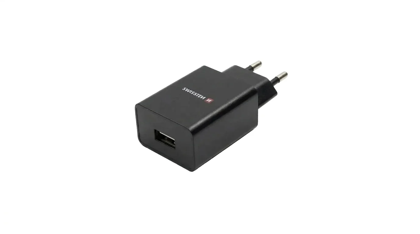 Černá nabíječka do sítě Swissten s jedním USB-A portem a evropskou zástrčkou.