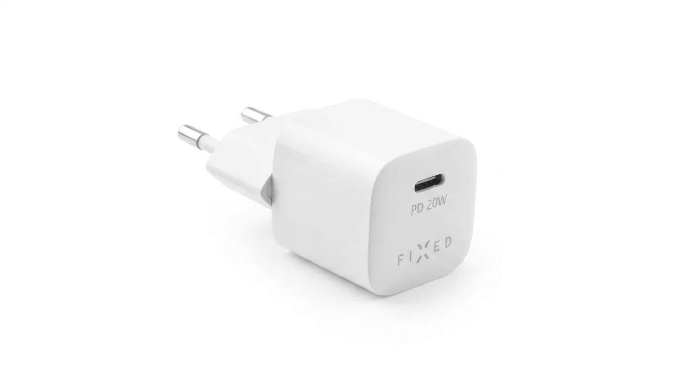 Biela kompaktná sieťová nabíjačka FIXED s európskou vidlicou a USB-C portom s označením PD 20W.