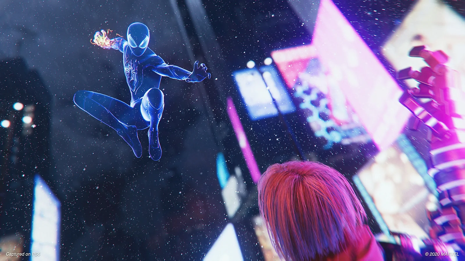 Miles Morales v neviditeľnom režime skáče vo vzduchu nad postavou s ružovými vlasmi v zasneženom New Yorku.