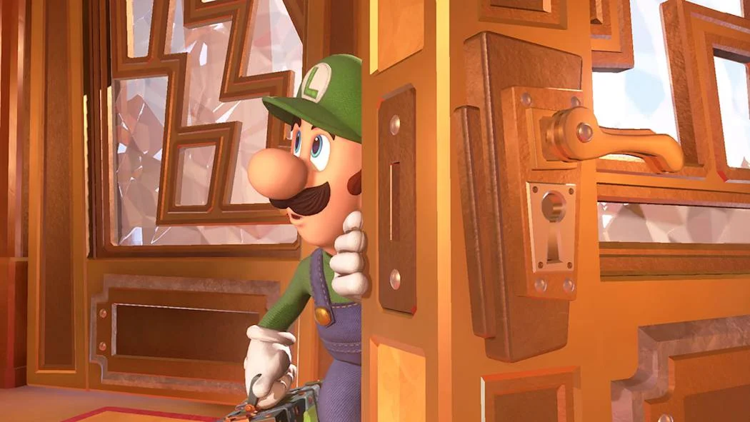 Luigi ze hry Luigi's Mansion 3 opatrně vykukuje zpoza velkých dřevěných dveří s mosaznou klikou.