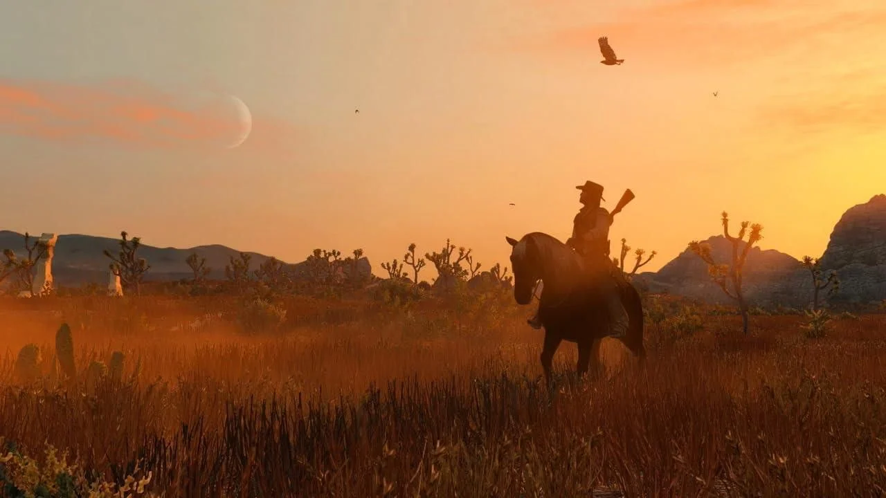 Silueta jazdca na koni prechádzajúceho divokou krajinou pri západe slnka v hre Red Dead Redemption.