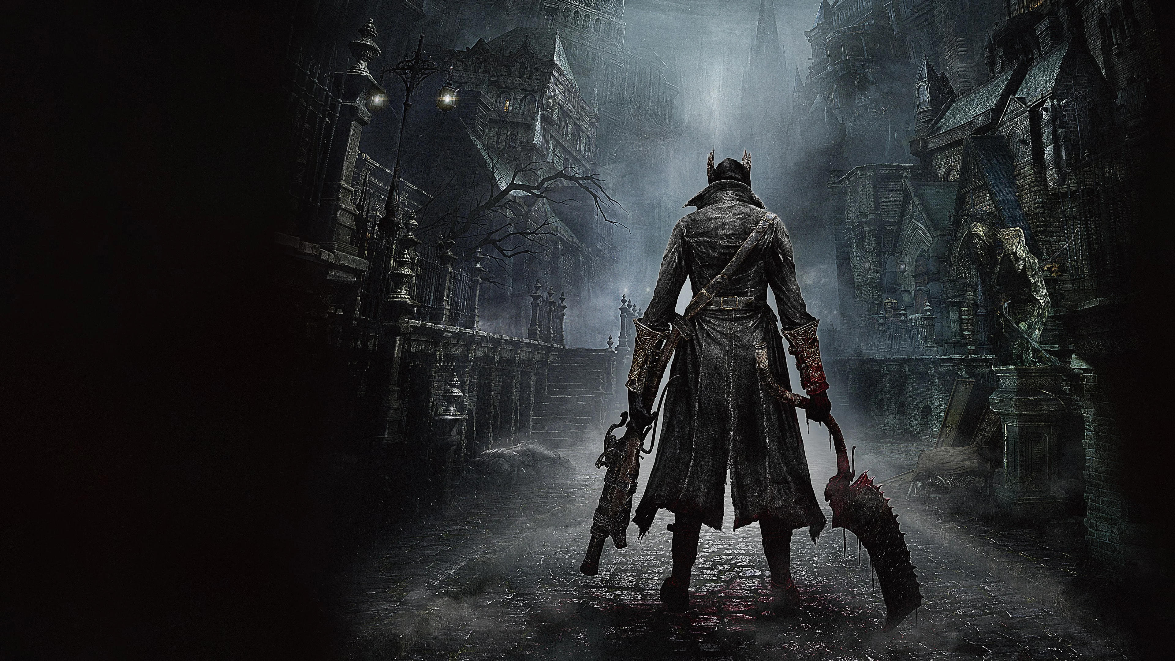 Lovec v tmavom plášti stojí chrbtom na tmavej gotickej ulici mesta Yharnam z hry Bloodborne.
