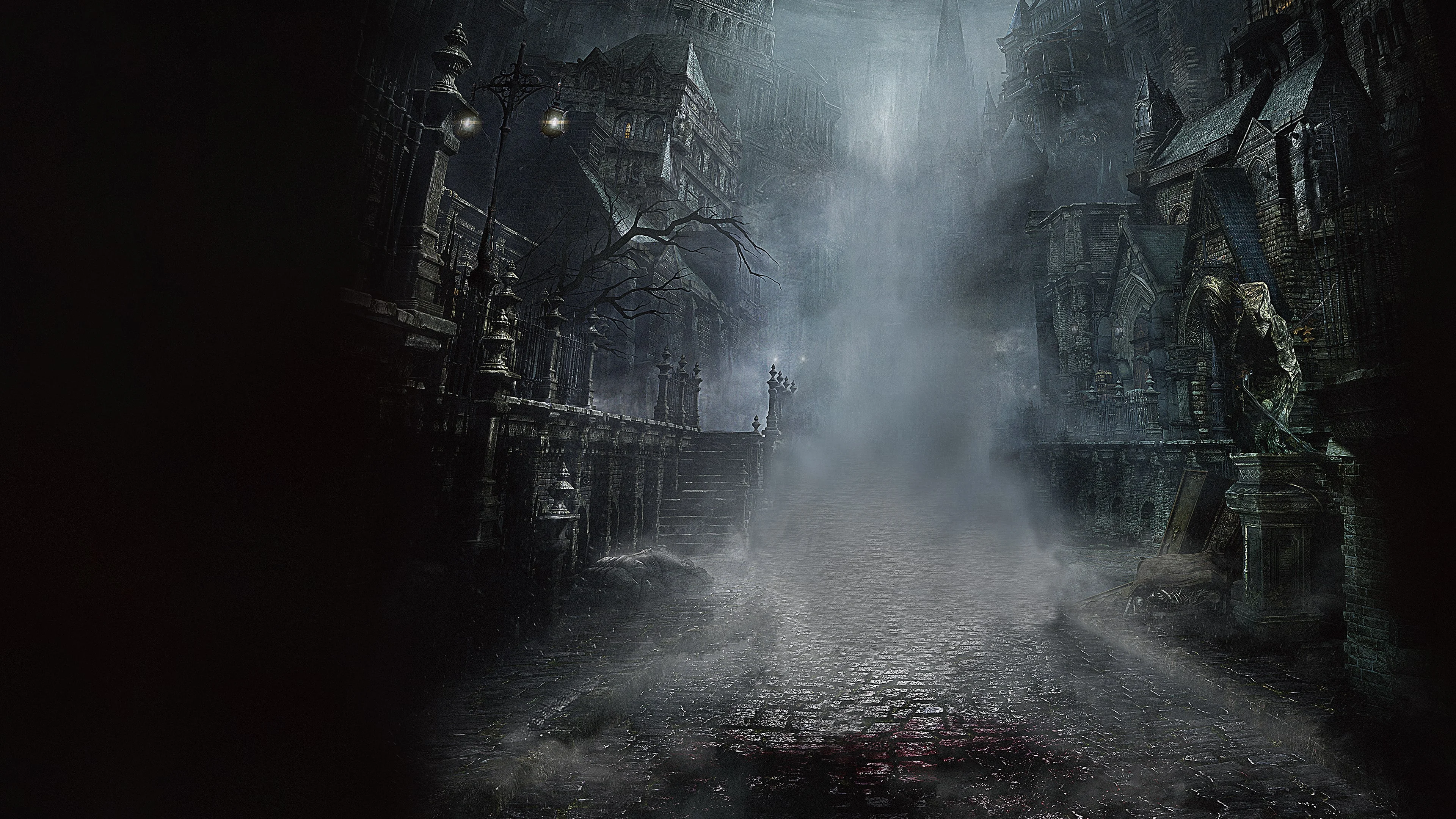 Temná, hmlistá gotická ulica s dláždenou cestou a ponurými budovami z hry Bloodborne.