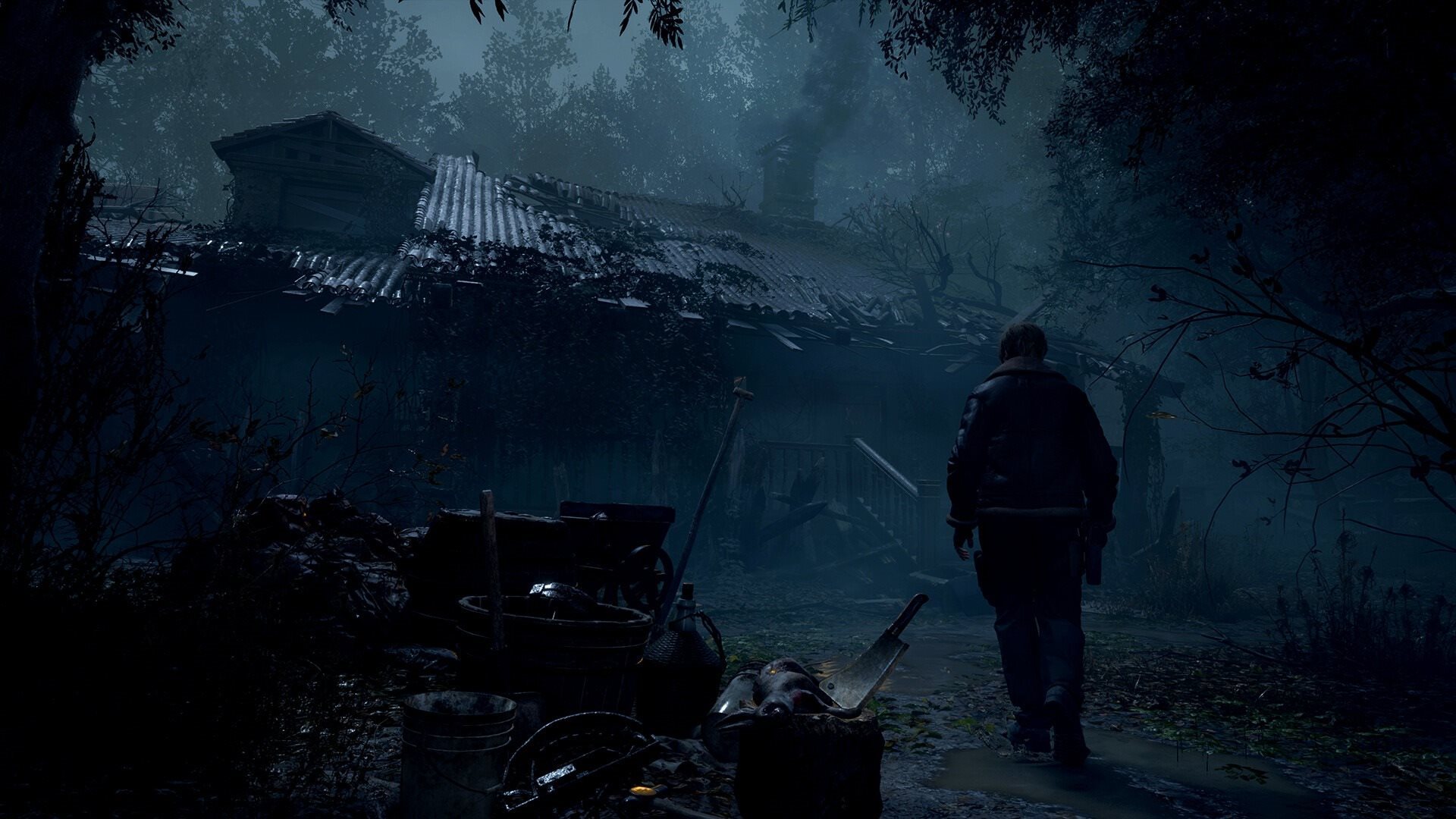 Postava z pohledu třetí osoby kráčí temným a mlhavým lesem k polorozpadlému dřevěnému domu ve hře Resident Evil 4.