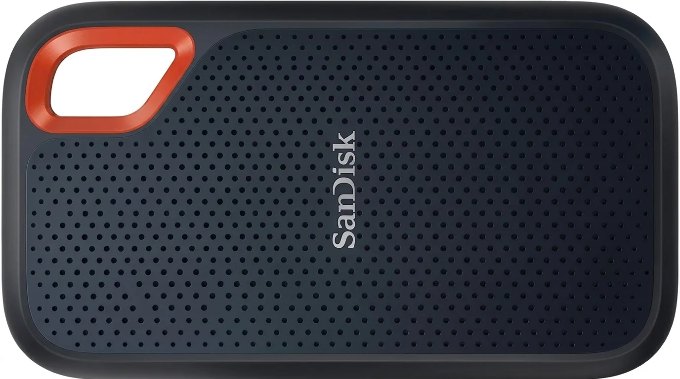 Externí SSD disk SanDisk Extreme s tmavým perforovaným povrchem a oranžovým karabinovým očkem.