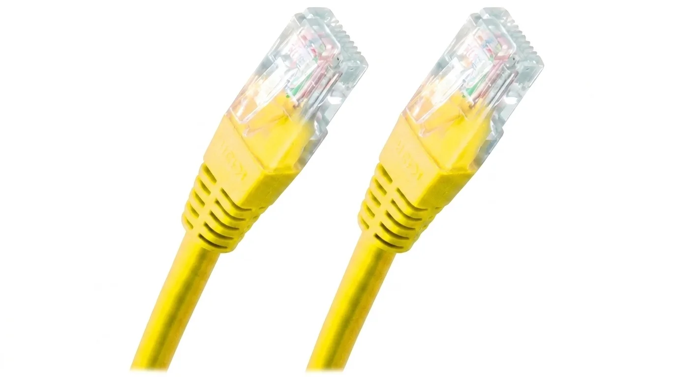 Dva konektory žlutého síťového kabelu RJ45 XtendLan na bílém pozadí.