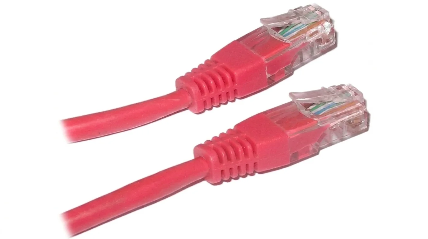 Červený síťový patch kabel RJ45 s průhlednými konektory.