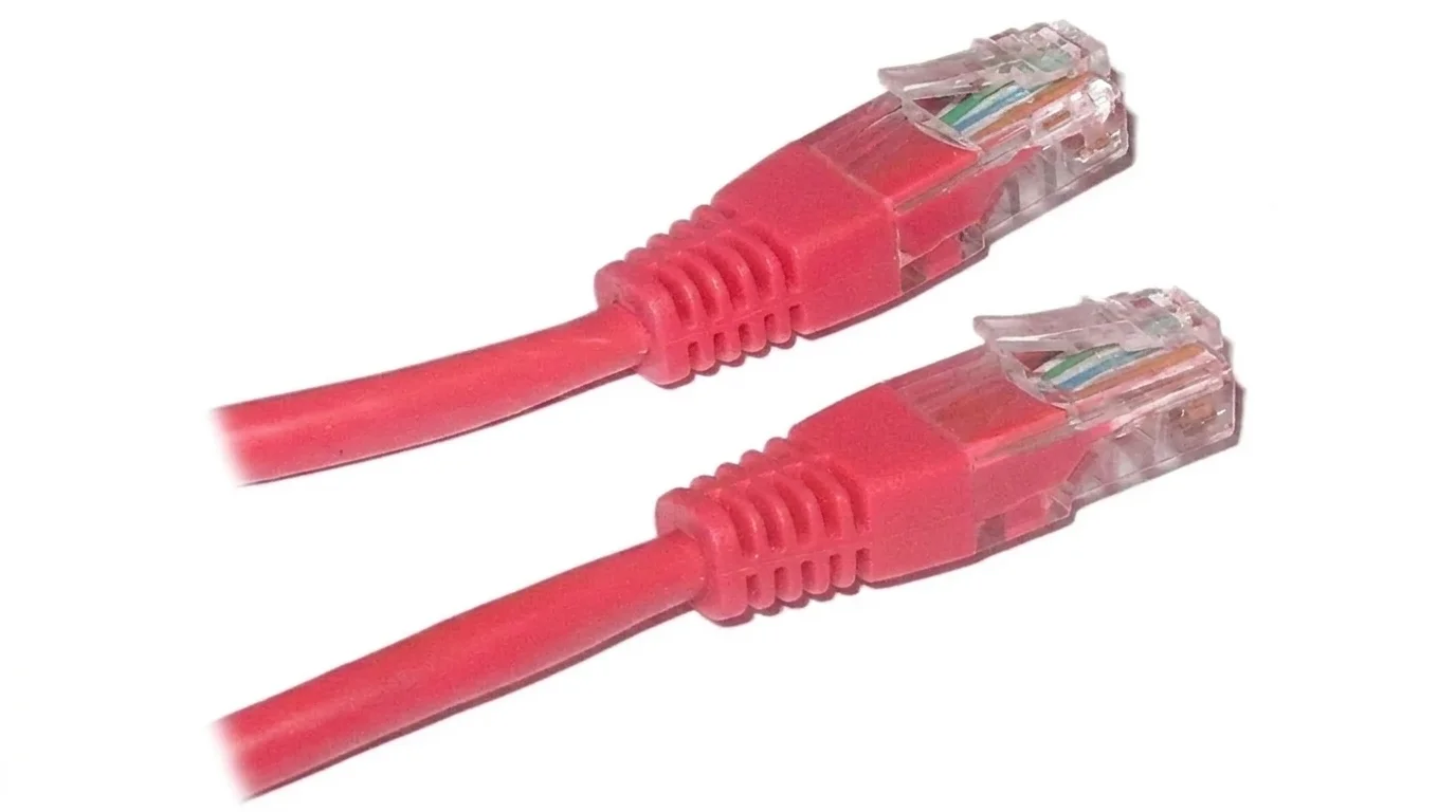 Červený síťový patch kabel RJ45 XtendLan s průhlednými konektory na bílém pozadí.