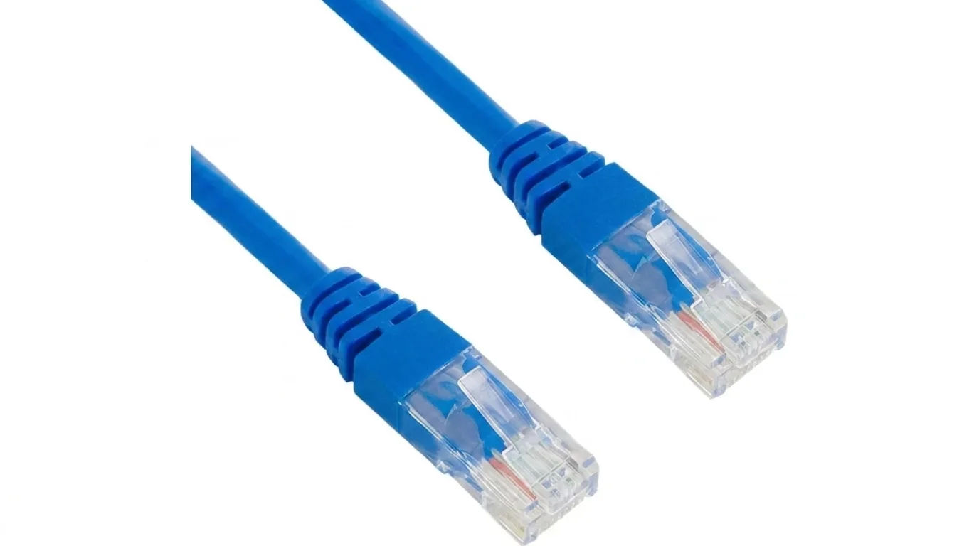 Modrý síťový kabel RJ45 XtendLan s průhlednými konektory na bílém pozadí.