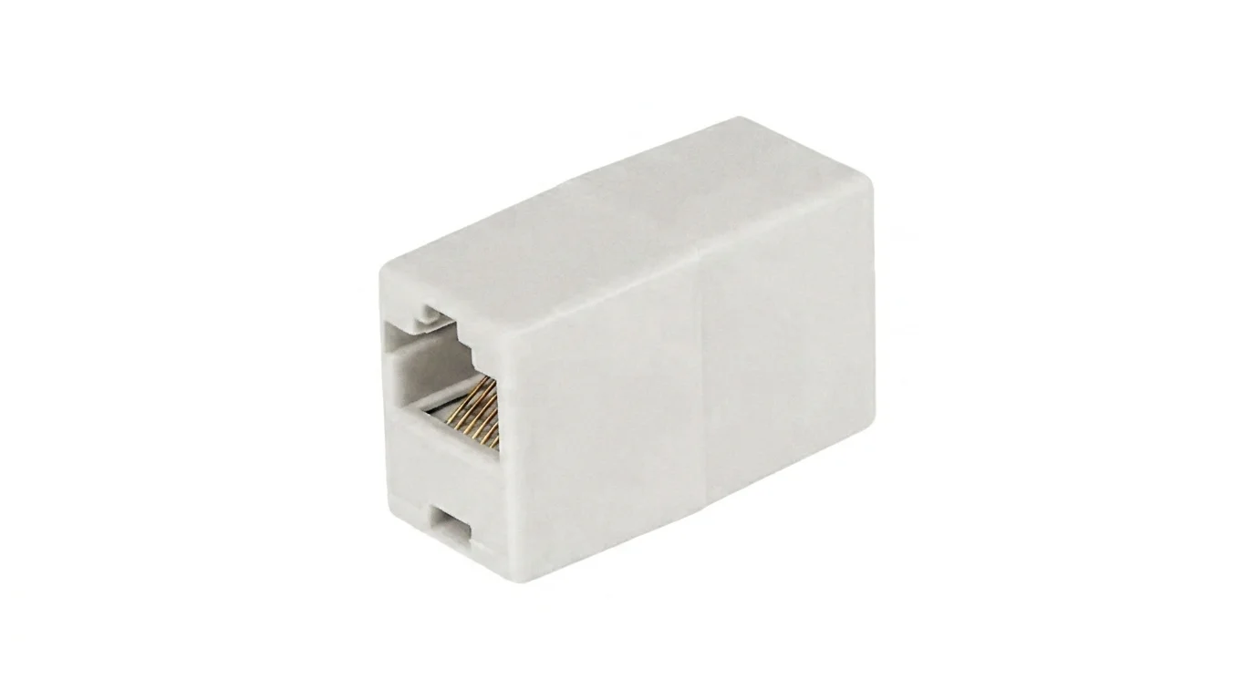 Bílá plastová UTP spojka RJ45 Yenkee YCT 100 s viditelným vnitřním konektorem.