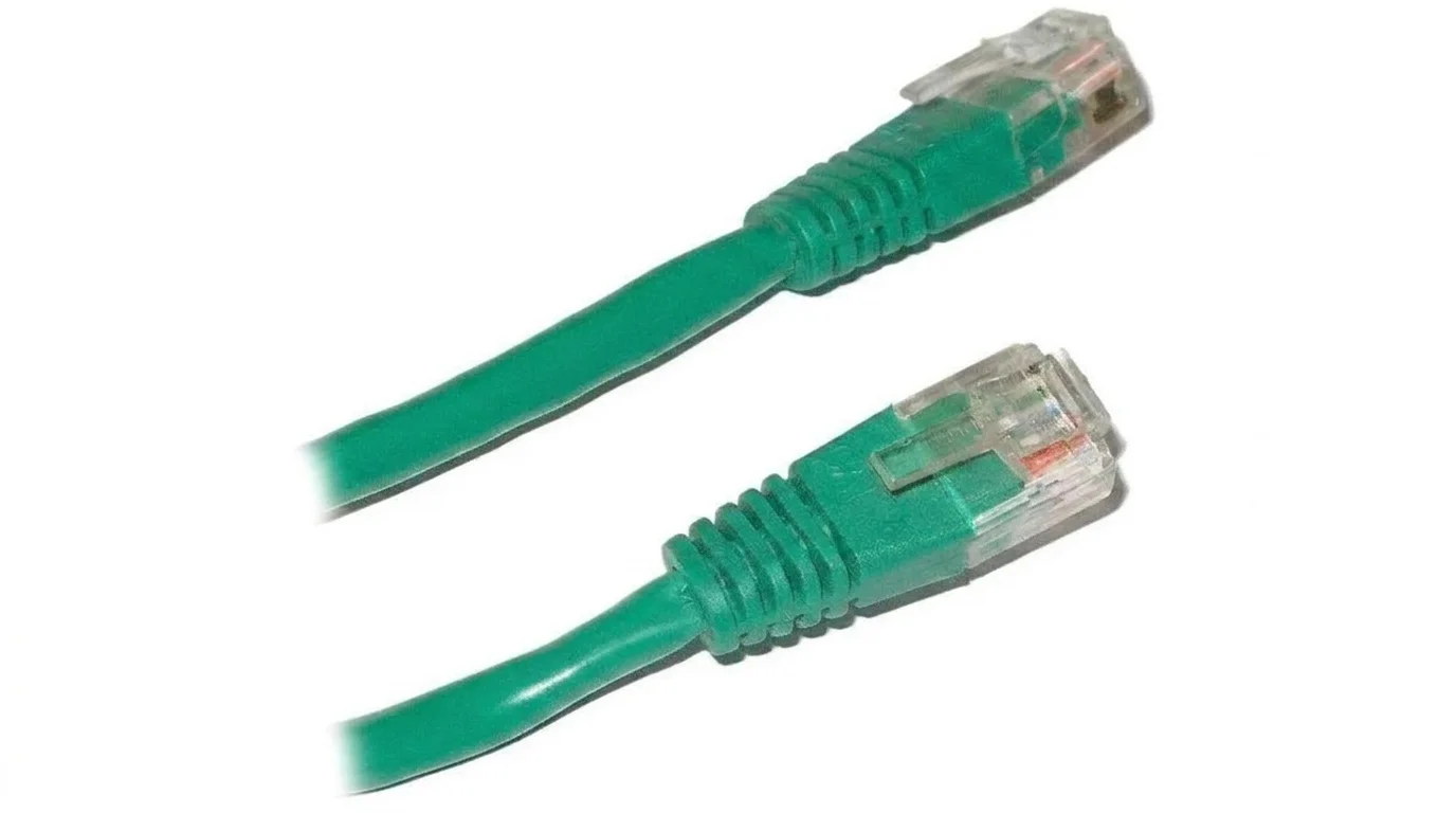 Zelený síťový kabel RJ45 s průhlednými konektory na bílém pozadí.