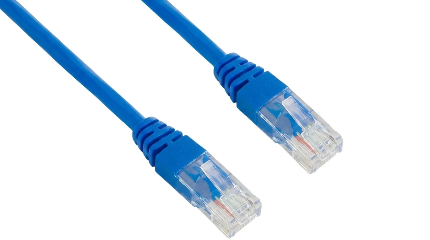 Modrý síťový patch kabel XtendLan se dvěma konektory RJ45 na bílém pozadí.