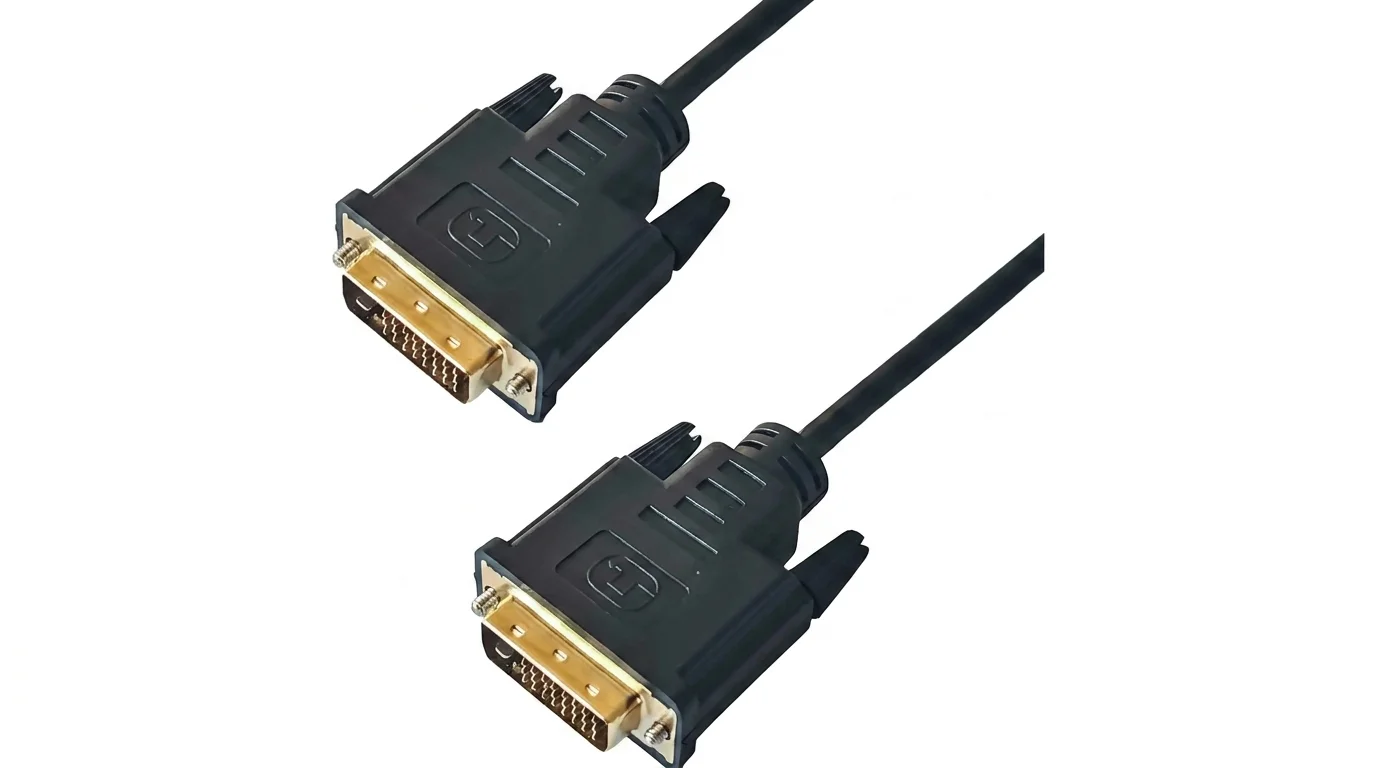 Černý DVI kabel Yenkee YVC 02 se dvěma pozlacenými konektory DVI-D na bílém pozadí.