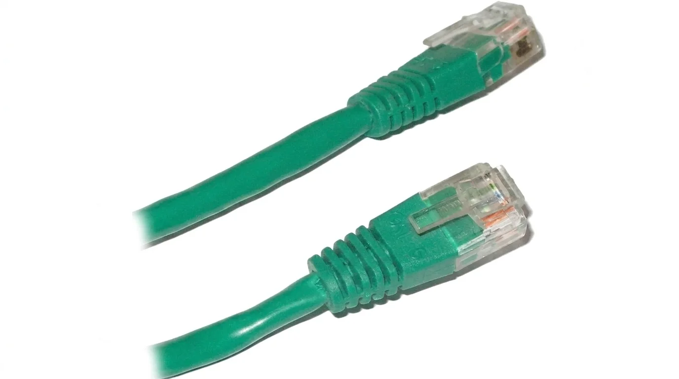 Zelený síťový kabel RJ45 s průhlednými konektory na bílém pozadí.