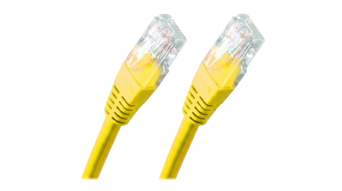Dva konce žlutého síťového kabelu RJ45 XtendLan s průhlednými konektory.