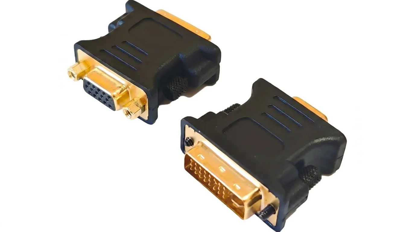 Dva černé adaptéry Yenkee YVC 04 z DVI na VGA se zlacenými konektory.