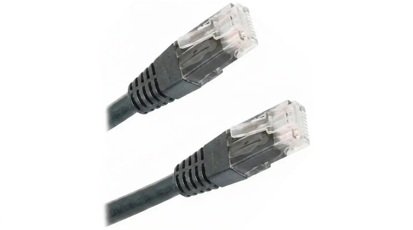 Černý síťový kabel RJ45 XtendLan se dvěma průhlednými konektory.