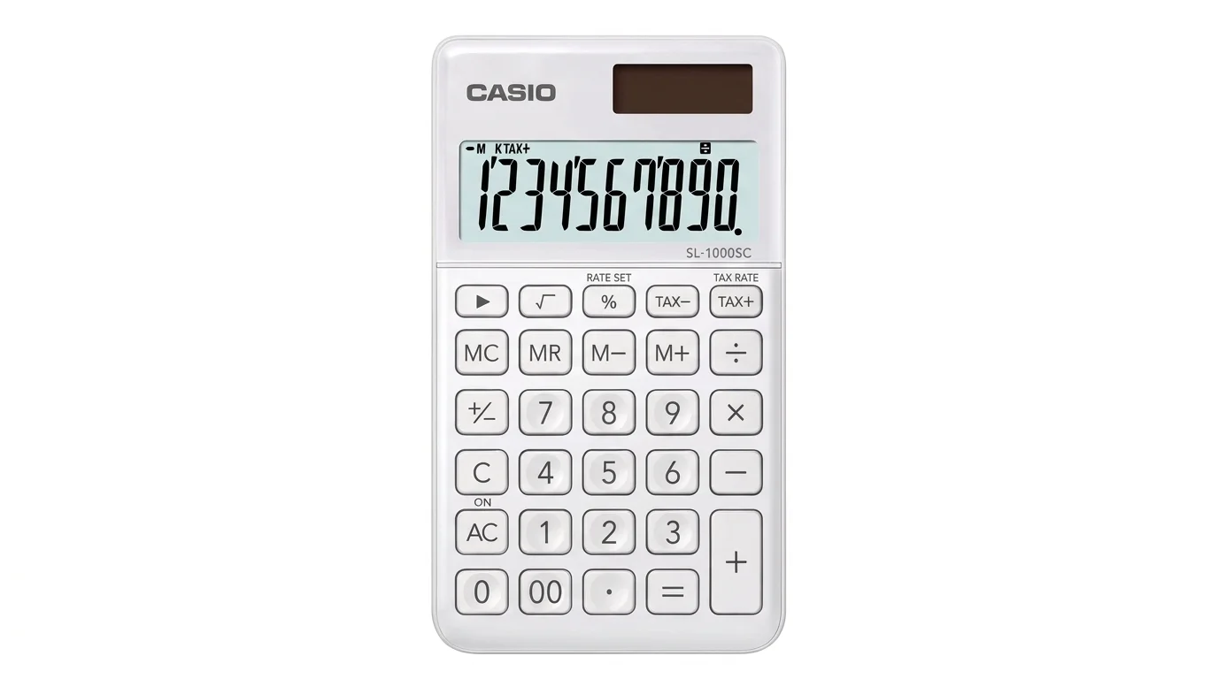 Biela vrecková kalkulačka Casio SL-1000SC s desaťmiestnym LCD displejom, solárnym článkom a bielymi tlačidlami.