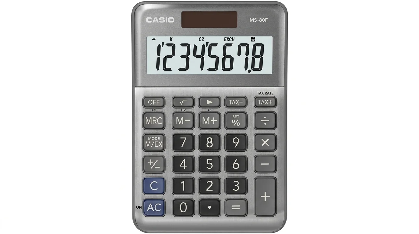 Stolní kalkulačka Casio MS-80F se stříbrným kovovým panelem, solárním článkem a zapnutým 8místným LCD displejem.