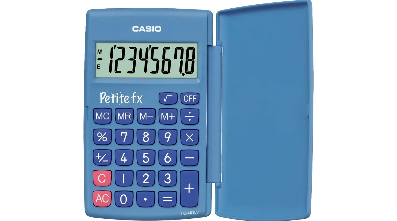 Modrá vrecková kalkulačka Casio Petite fx s otvoreným plastovým puzdrom a osemmiestnym displejom.