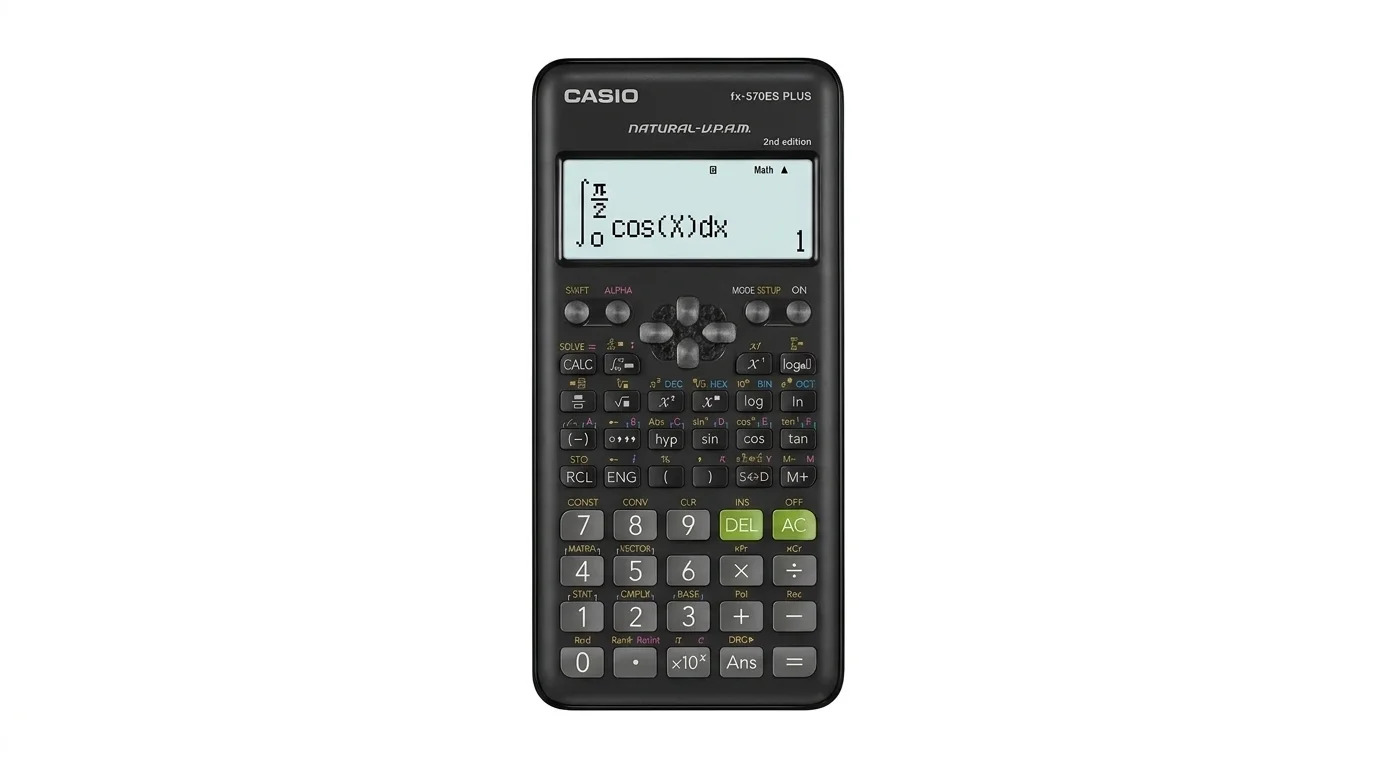 Černá vědecká kalkulačka Casio FX-570ES PLUS 2nd edition s displejem zobrazujícím matematický výpočet.