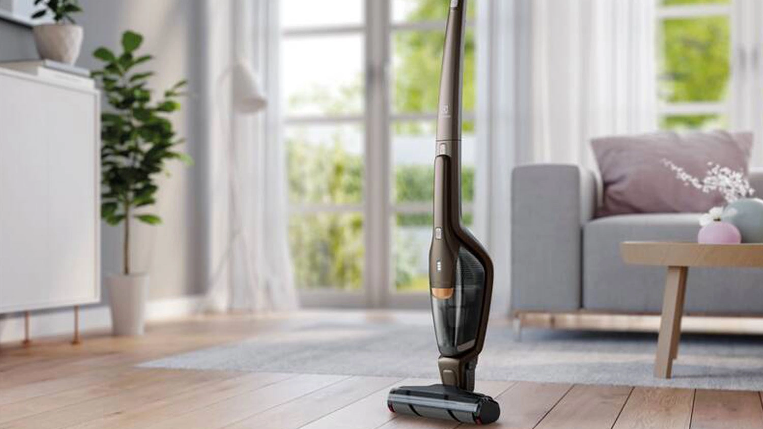 Akumulátorový vysávač Electrolux Ergorapido stojaci na drevenej podlahe v obývacej izbe.