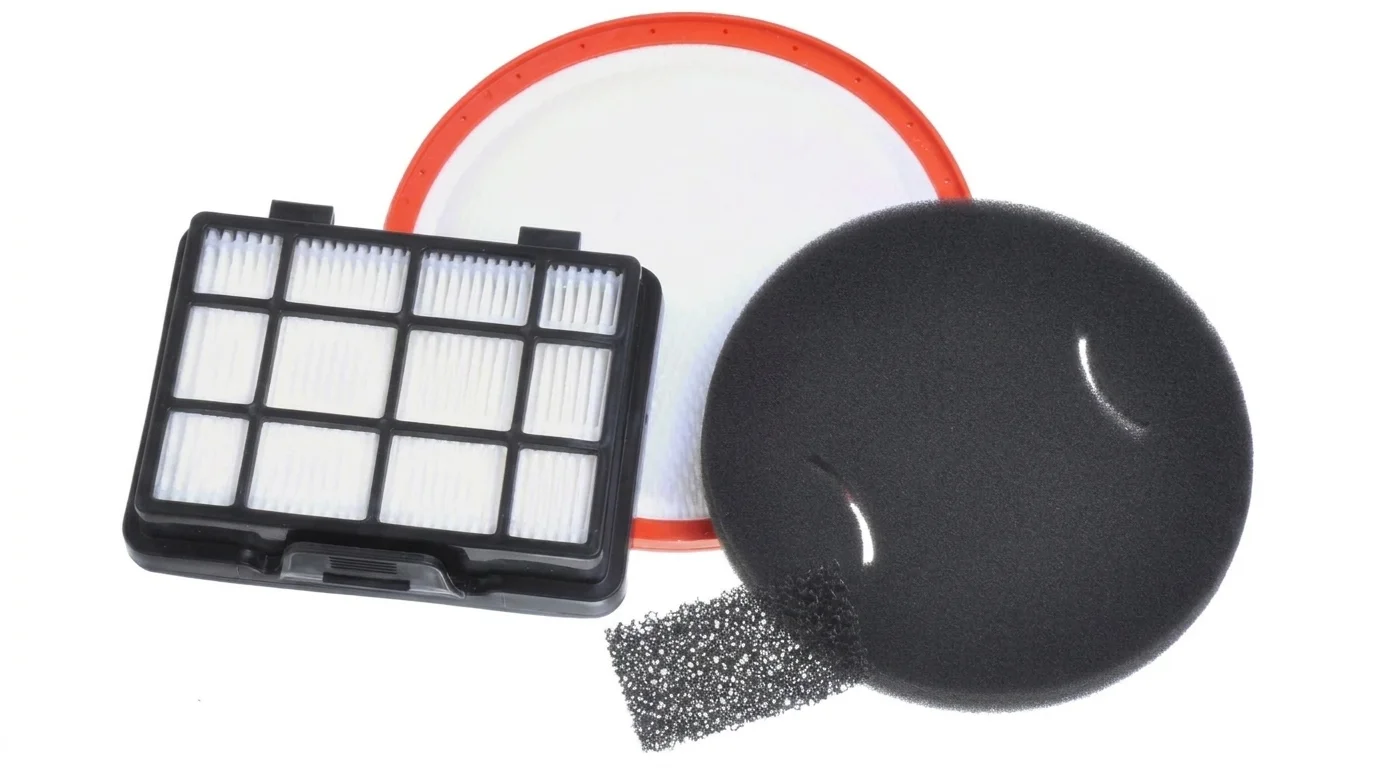 Sada náhradních filtrů Sencor SVX 042HF obsahující obdélníkový filtr v černém rámu, kulatý filtr s oranžovým okrajem a černé pěnové filtry.