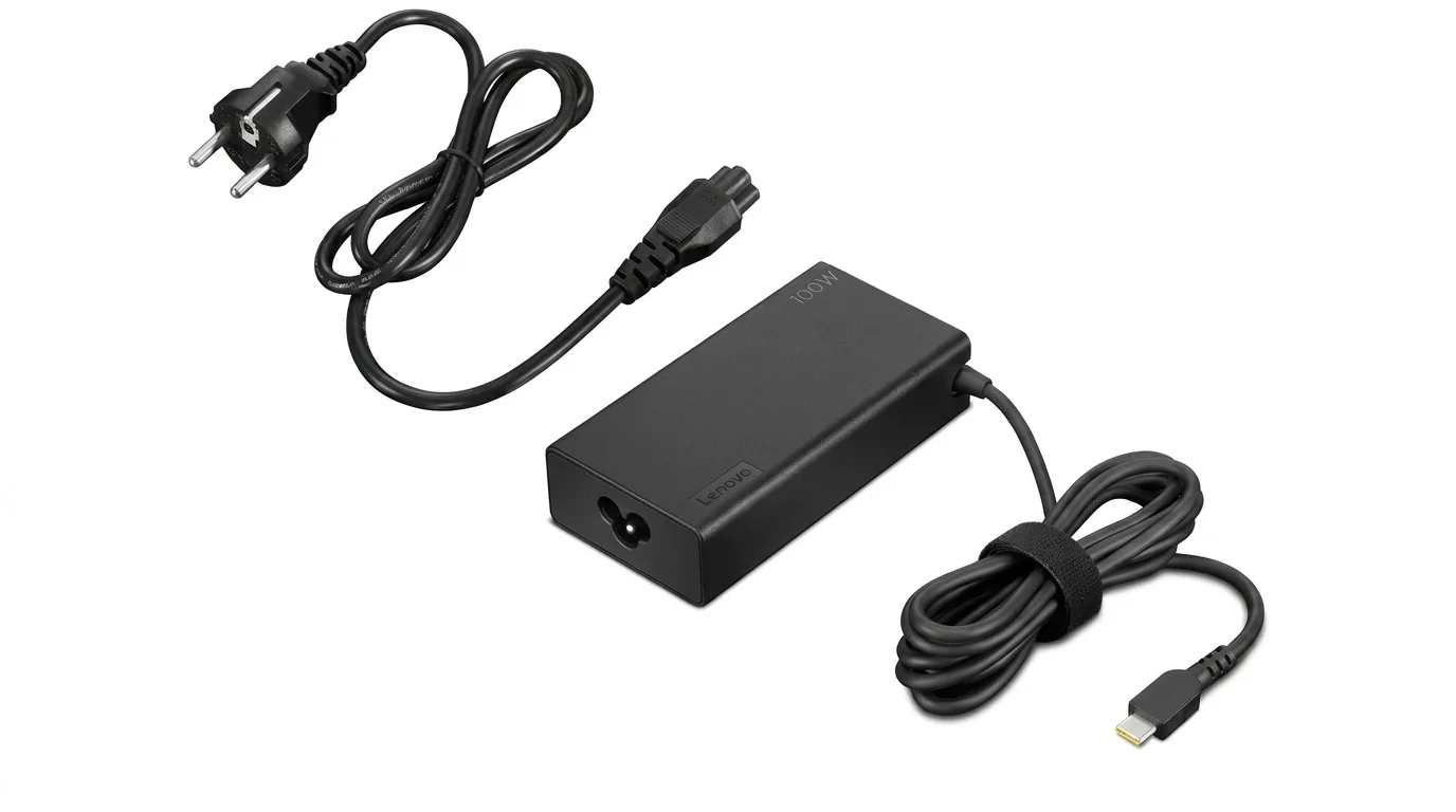Čierny napájací adaptér Lenovo 100W s integrovaným USB-C káblom a odpojiteľným sieťovým káblom.