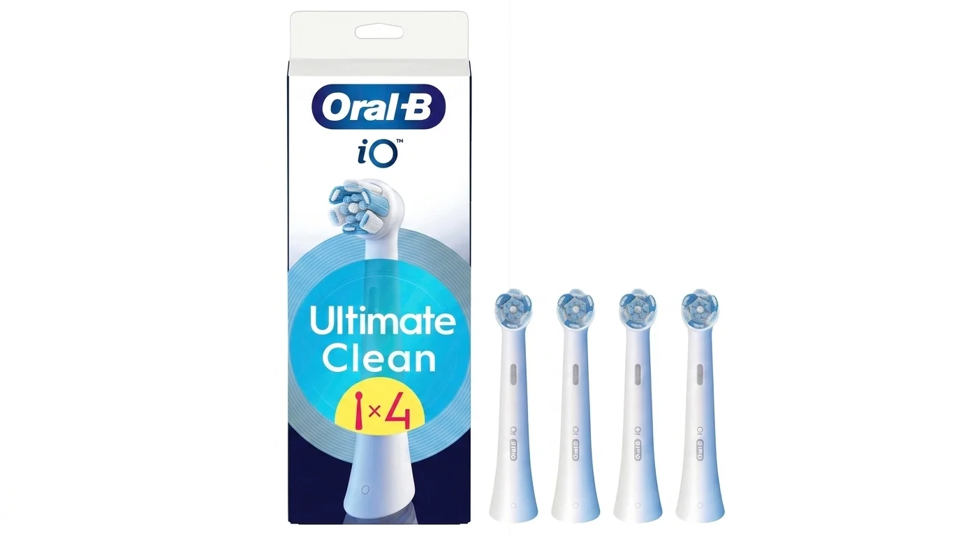 Balenie a štyri biele náhradné hlavice Oral-B iO Ultimate Clean.