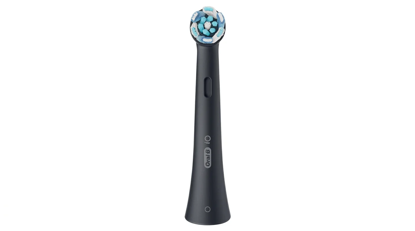 Černá náhradní hlavice Oral-B iO Ultimate Clean s kulatou hlavou a modro-bílými vlákny.