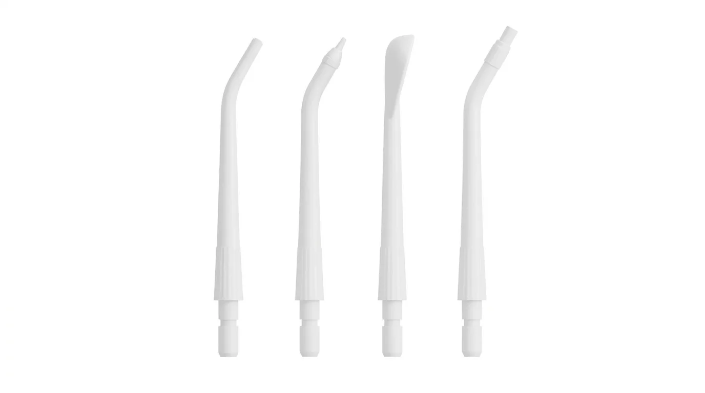 Čtyři bílé náhradní hlavice pro ústní sprchu TESLA Smart Flosser FS200 na bílém pozadí.