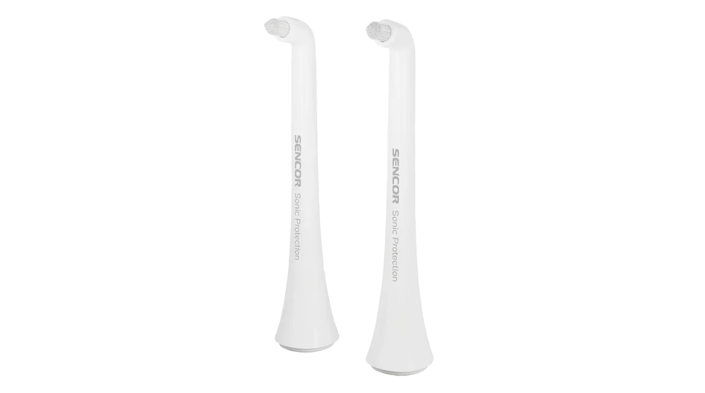 Dvě bílé náhradní hlavice Sencor SOX 107 s nápisem SENCOR Sonic Protection určené pro čištění mezizubních prostor.