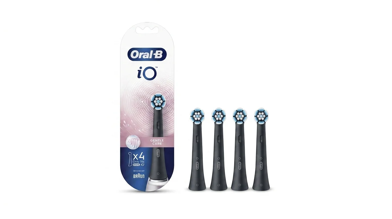 Čtyři černé náhradní hlavice Oral-B iO Gentle Care vedle svého balení.